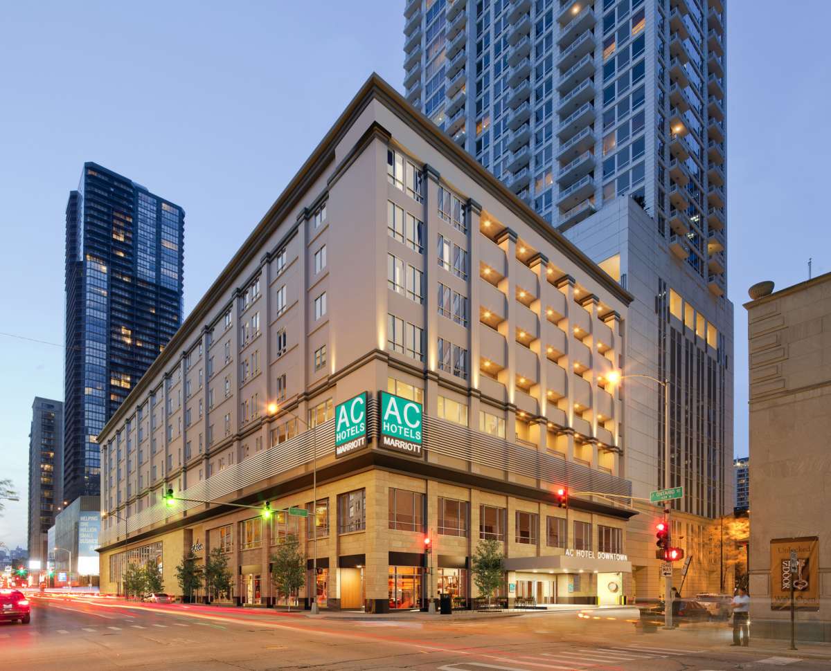 hotels in chicago on magnificent mile with free parking
