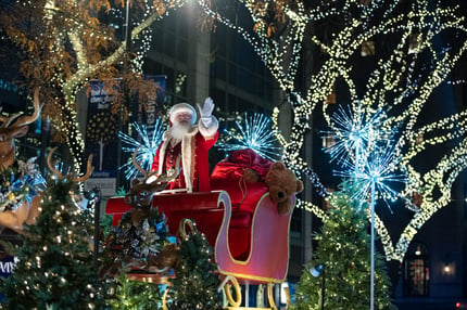 Arrival of Santa Claus on Wintrust Grand Finale Float - Photo credit Jeff Ellis_13